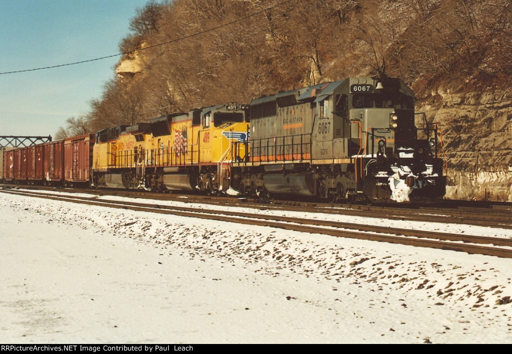 Leasor leads an eastbound manifest